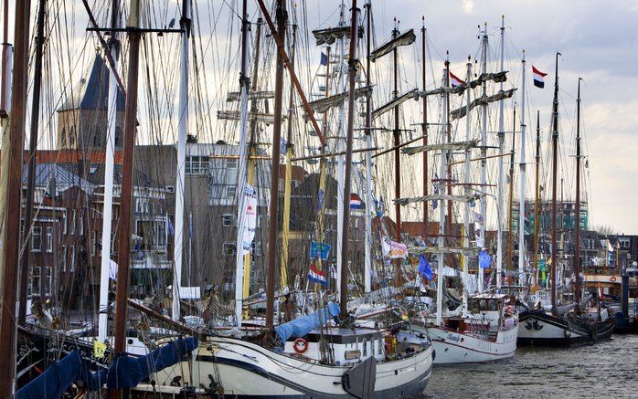 KAMPEN – Het publiek genoot vrijdag van de historische zeilschepen op de eerste dag van Sail Kampen. Ongeveer 75 schepen nemen deel aan het nautische evenement, dat tot en met maandag duurt. De organisatie van het evenement verwacht een evenaring van het 