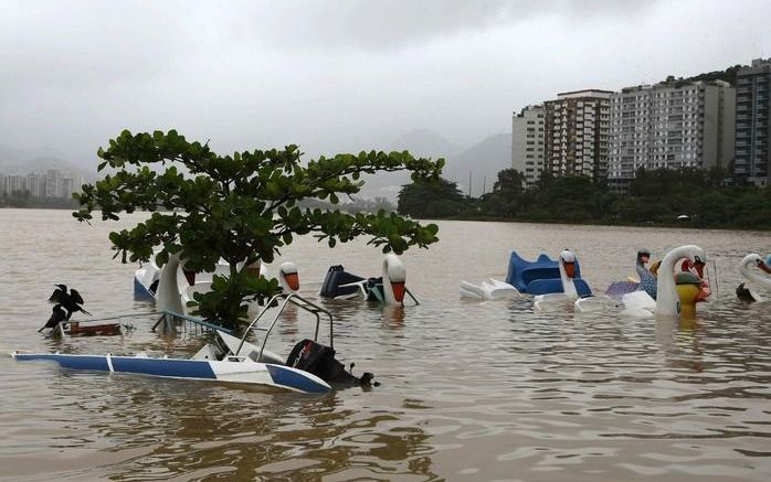 RIO DE JANEIRO - Overstromingen en aardverschuivingen door de zwaarste regenbuien in tientallen jaren hebben in de Braziliaanse kustplaats Rio de Janeiro en de gelijknamige staat al zeker 95 doden geëist, waarvan 26 in Rio en directe omgeving. Foto EPA