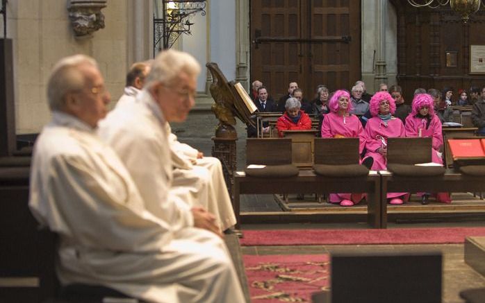 DEN HAAG – Actievormen die het ongestoord houden van een kerkdienst belemmeren, zijn „ongepast.” Dat schrijft minister Hirsch Ballin van Justitie woensdag in antwoord op vragen van de SGP over verstoring door actievoerders van een eucharistieviering in De