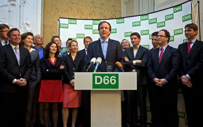 D66-voorman Pechtold (M) tijdens de presentatie van de concept-kandidatenlijst voor de Tweede Kamerverkiezingen in Den Haag, 29 maart. Foto ANP