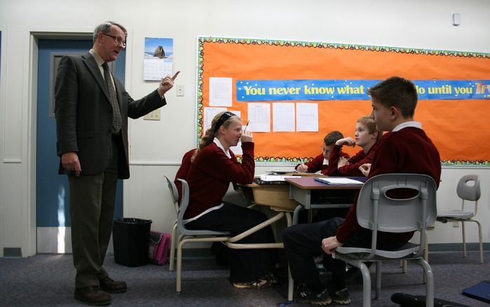 Meester Theo van Gemerden geeft kerkgeschiedenis aan zijn klas op de Mount Cheam Christian School in Chilliwack. „De discipline is hier beter dan in Nederland.” Foto RD