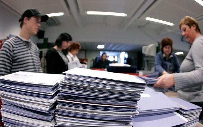 DEN HAAG – Demissionair minister De Jager van Financiën gaat ervoor zorgen dat mensen en bedrijven minder vaak een blauwe envelop van de Belastingdienst op de mat vinden. Foto ANP