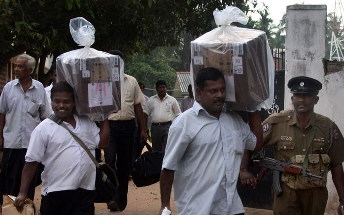 COLOMBO – Sri Lanka heeft donderdag voor het eerst sinds het einde van de burgeroorlog gestemd voor een nieuw parlement. De opkomst was met een geschatte 50 procent erg laag. Ruim 14 miljoen kiezers konden stemmen op het Zuid–Aziatische eiland. Foto EPA