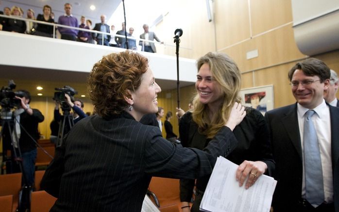 Vreugde bij Kathalijne Buitenweg (L), voorzitter van het Clara Wichmannfonds, na de uitspraak van de Hoge Raad vrijdag in Den Haag. Foto ANP