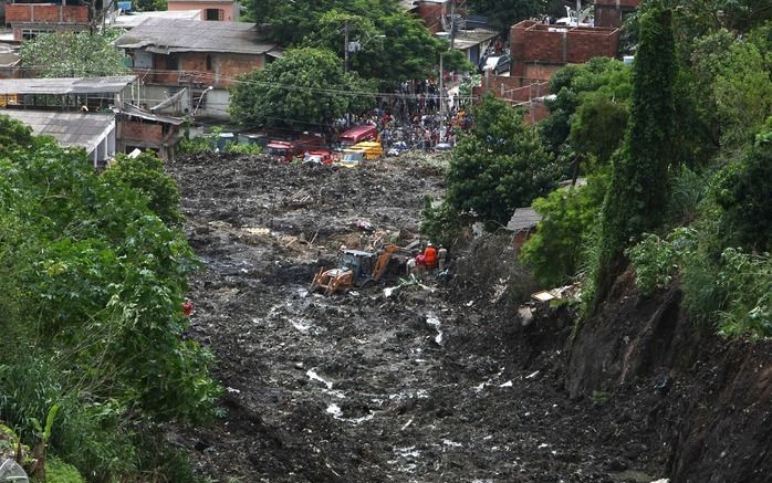 Reddingswerkers zoeken naar overlevenden na een aardverschuiving in de buurt van Rio de Janeiro. Foto EPA