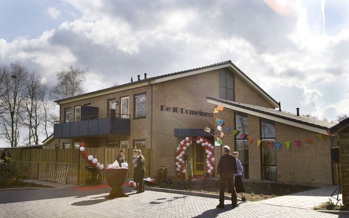 Woonvoorziening De 10 Domeinen in Uddel. SGP-Tweede-Kamerlid Van der Staaij opende het nieuwe pand van Adullam vrijdagmiddag. De 10 Domeinen is een beschermde woonvorm voor mensen met een lichte verstandelijke beperking.Foto RD, Henk Visscher