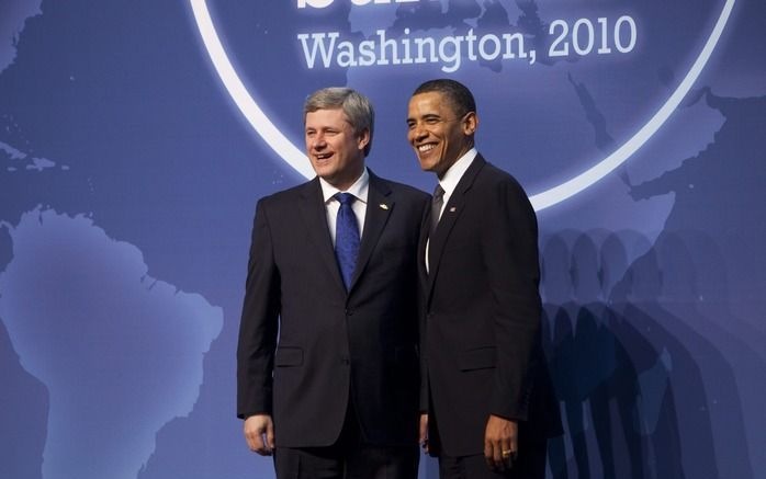 Harper links samen met Obama op de nucleaire top. Foto EPA.