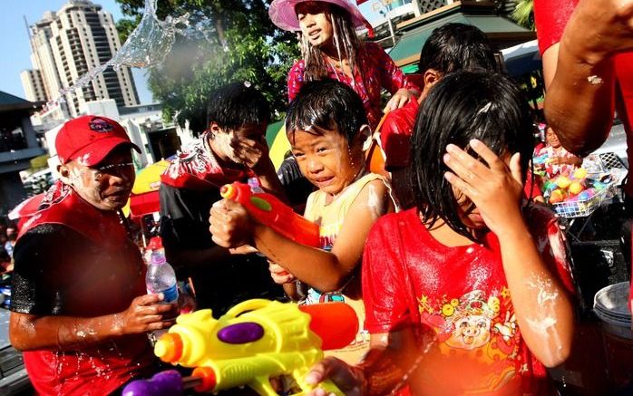 BANGKOK – De betogers in de Thaise hoofdstad Bangkok verlaten een van de plaatsen in de stad waar ze demonstreren. Ze trekken zich terug uit het historische stadscentrum en concentreren zich op een winkelgebied in de hoofdstad. Dat heeft de leider van de 