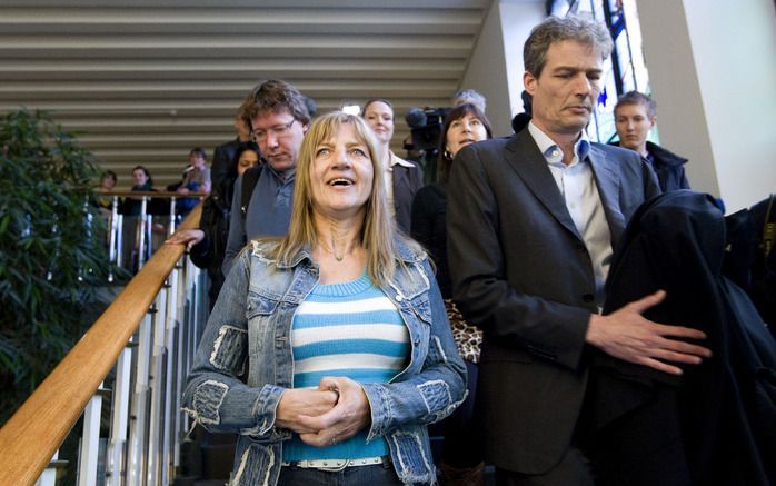 ARNHEM - Lucia de B. verliet woensdag met haar advocaat, Stijn Franken (r.), de rechtbank in Arnhem na haar vrijspraak. Het gerechtshof in Arnhem heeft de 48-jarige Haagse verpleegkundige woensdag bevrijd van eerdere veroordelingen, omdat niet vaststaat d