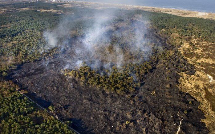 ALKMAAR – De brand in de duinen tussen Bergen aan Zee en Schoorl is donderdagmiddag weer opgelaaid. Dat meldde de politie. Volgens een zegsvrouw is de brand ontstaan op dezelfde plek als woensdag. Foto ANP