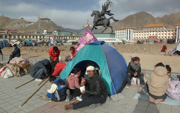 Het dodental door de aardbeving in het westen van China is opgelopen tot 791. Zeker 294 mensen worden nog vermist en 11.486 personen zijn gewond geraakt, van wie 1176 ernstig. Dat heeft een woordvoerder van de regionale reddingsdiensten vrijdag gezegd teg