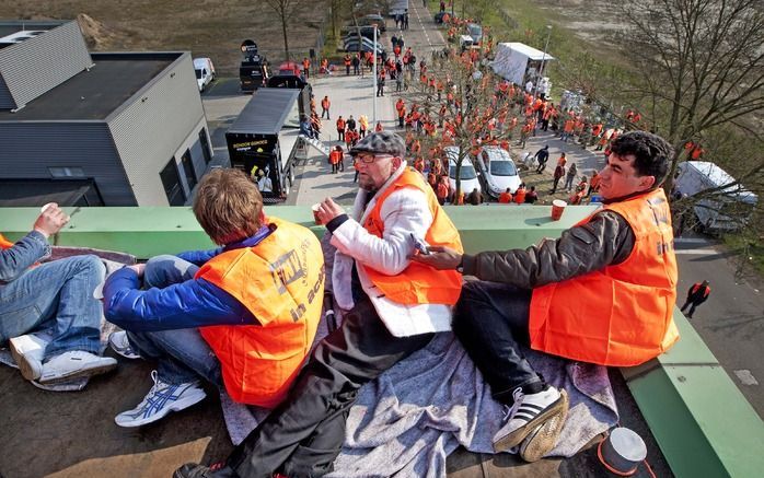 AMERSFOORT – Schoonmakers weten van geen wijken. Ze staken inmiddels zeven weken en voeren nu zelfs ’s nachts actie om hun eisen kracht bij te zetten. Foto ANP