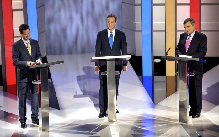 V.l.n.r. Nick Clegg, David Cameron en Gordon Brown tijdens het televisiedebat.