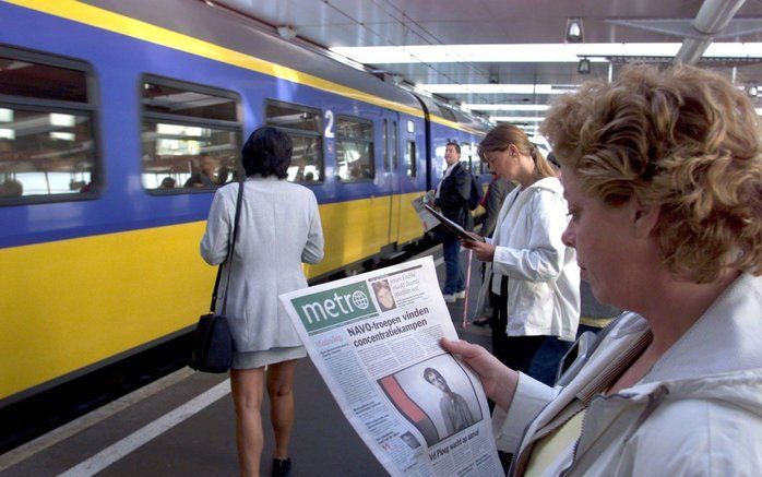 LUXEMBURG - Iemand leest Metro. Het concern kon betere kwartaalcijfers bekendmaken dan vooraf was ingeschat. Foto ANP