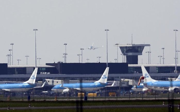 SCHIPHOL - De eerste vluchten naar verre bestemmingen vertrokken maandagavond. Foto ANP