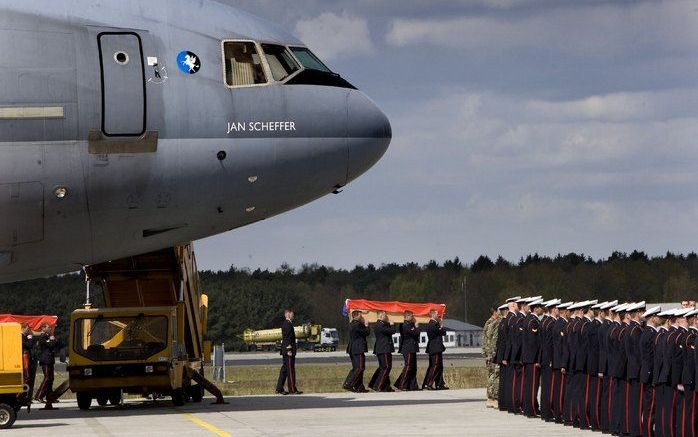 De kisten met daarin de stoffelijke overschotten van de twee mariniers die zaterdag in Afghanistan om het leven kwamen worden woensdag uit het toestel van Defensie gedragen op vliegbasis Eindhoven. Foto ANP