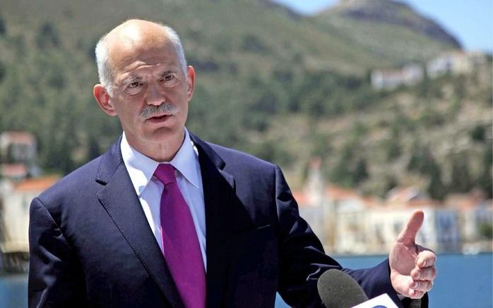 Papandreou tijdens de persconferentie waar hij bekendmaakte dat Griekenland om noodhulp vraagt. Foto EPA.