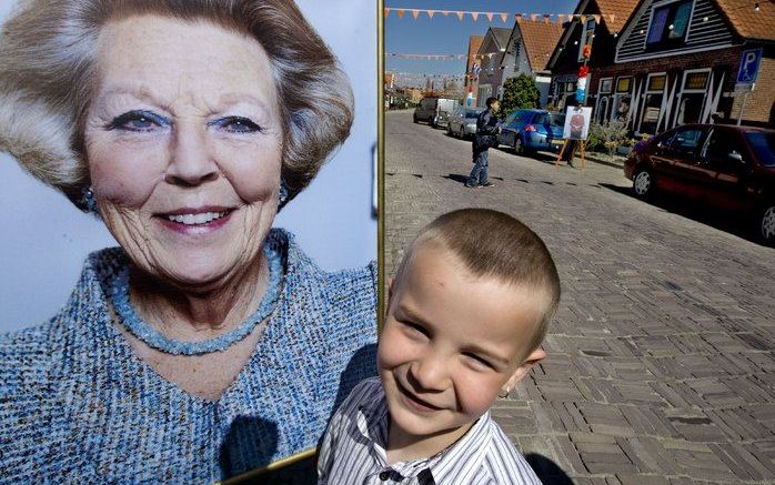 Wemeldinge wordt aangekleed voor Koninginnedag. Foto ANP