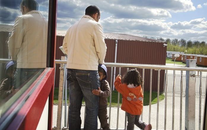 Vader Ahmad met zijn kinderen Yusuf en Yasmin in het vertrekcentrum in Ter Apel. Moeder Abier wilde niet op de foto. beeld Sjaak Verboom