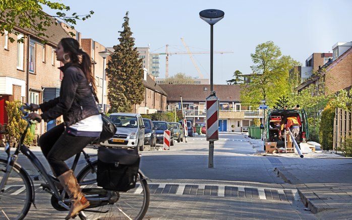 In de wijk Oosterflank in de deelgemeente Prins Alexander staan de lantaarnpalen midden op straat en in de parkeervakken. Foto ANP