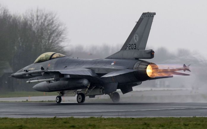 Een F16 stijgt op vanaf luchtmachtbasis Leeuwarden. Foto ANP