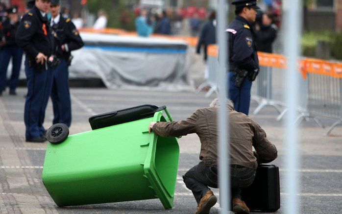 WEMELDINGE - Een politieman onderzoekt vrijdagochtend in Wemeldinge een container naar mogelijke explosieven. Foto ANP