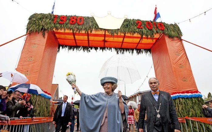 Koningin Beatrix in Wemeldinge. Foto ANP