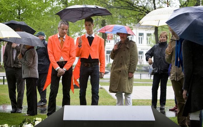 Bezoekers bij het monument in Apeldoorn. Foto ANP