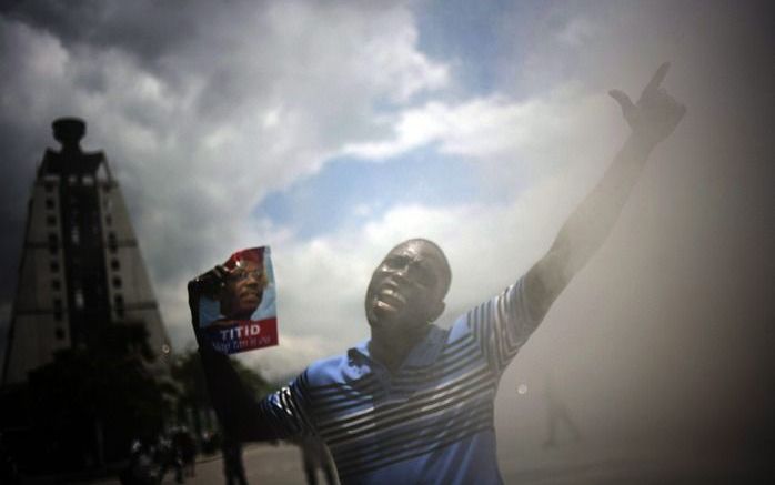 PORT–AU–PRINCE – Ongeveer duizend mensen zijn maandag de straat opgegaan in de Haïtiaanse hoofdstad Port–au–Prince om het aftreden te eisen van president René Préval. Foto EPA