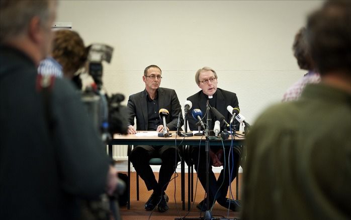 Bisschop De Korte (r.) en secretaris Chatilion Counet van de Konferentie Nederlandse Religieuzen maakten dinsdag in Zeist bekend dat oud-minister Deetman het onderzoek naar misbruik in de Rooms-Katholieke Kerk zal leiden. Twee maanden geleden werd Deetman