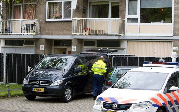 ENSCHEDE - In de flat aan de Utrechtlaan kwamen vier mensen om het leven, onder wie de mogelijke dader. De overige drie slachtoffers zijn familie van elkaar, meldde de politie. Foto ANP