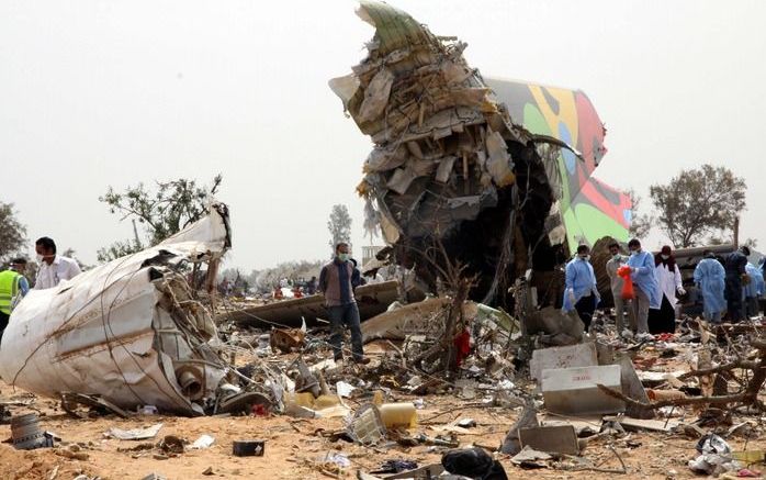 TRIPOLI – De piloot van het woensdag verongelukte vliegtuig van Afriqiyah Airways heeft voor de crash geen technische problemen gemeld. Dit heeft het hoofd van de Libische onderzoekscommissie, Neji Dhaou, vrijdag gezegd. Foto EPA