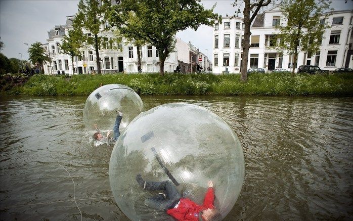 UTRECHT – Twee scouts dreven zaterdag in een plastic bal in het water bij het Lepelenburg in Utrecht. Scouts uit het hele land kwamen zaterdag samen in Utrecht om het honderdjarig bestaan van Scouting Nederland te vieren. Foto ANP