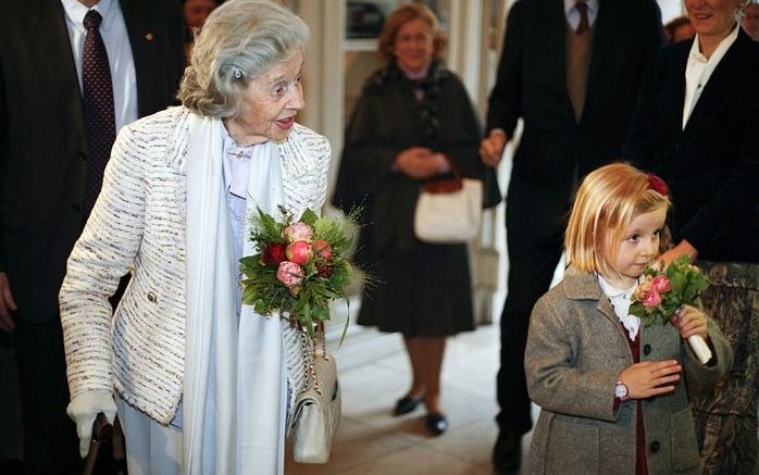 Koningin Fabiola van België woonde donderdag in Brussel samen met haar nicht prinses Claire (r.) en het dochtertje van Claire, prinses Louise, de halve finale van het Koningin Elizabeth Internationaal Muziek Concours bij. Foto EPA