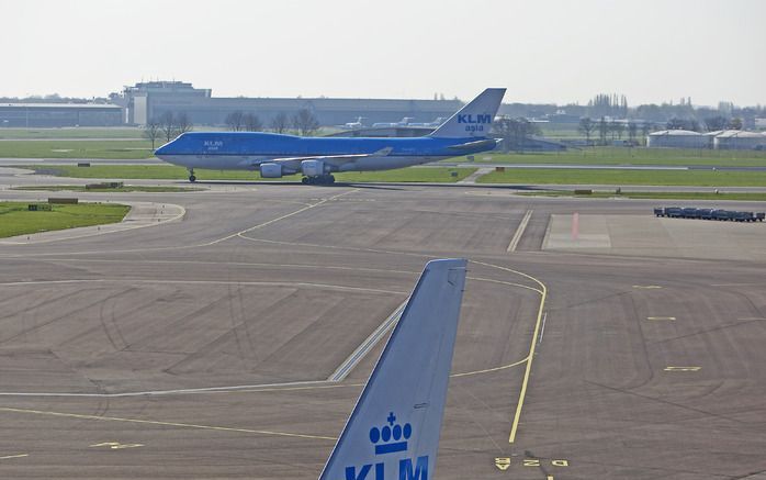 Kleine en grote toestellen van de KLM vertrekken maandagmiddag weer mondjesmaat vanaf de Kaagbaan.