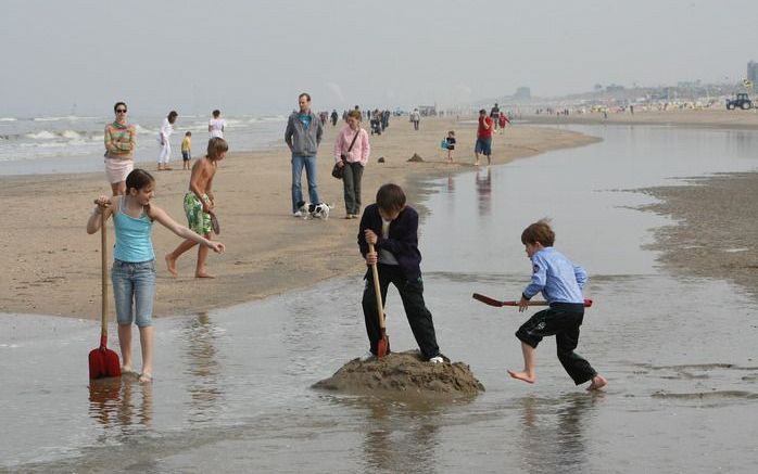 DEN HAAG – De meeste ouders kunnen zich vinden in het voornemen van demissionair staatssecretaris Van Bijsterveldt (Onderwijs) om de zomervakantie in het voortgezet onderwijs samen te laten vallen met die van het basisonderwijs. Foto ANP