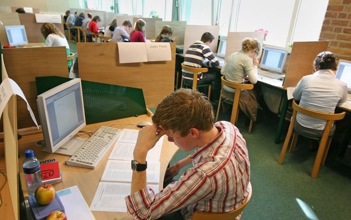 AMSTERDAM – Het Landelijk Aktie Komitee Scholieren (LAKS) en de Stichting Eindexamenlijn hebben maandag op de eerste dag van het eindexamen gezamenlijk ruim tweeduizend klachten binnengekregen. Dat zijn er een stuk minder dan vorig jaar. Foto ANP