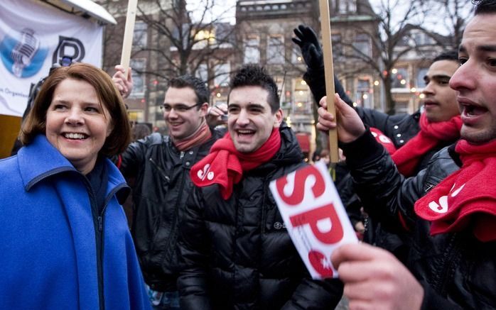 AMSTERDAM – Demissionair staatssecretaris Van Bijsterveldt van Onderwijs in gesprek met demonstrerende studenten. Foto ANP