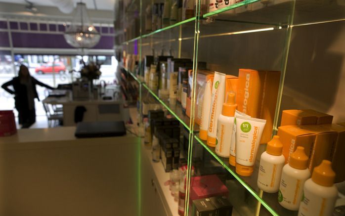 BILTHOVEN – Een speciaal meldpunt van het Rijksinstituut voor Volksgezondheid en Milieu (RIVM) heeft sinds de lancering in november 2009 bijna 600 meldingen gekregen van gezondheidsklachten die mogelijk veroorzaakt zijn door cosmetica. Foto ANP