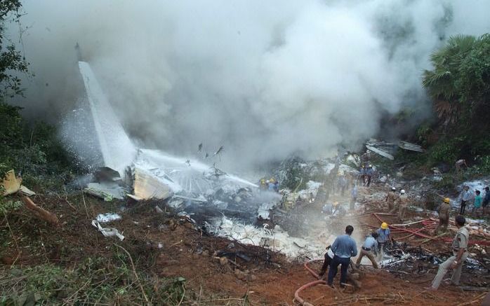 MANGALORE – Een passagiersvliegtuig is zaterdagochtend op de Indiase luchthaven van Mangalore tijdens het landen van de baan geschoten. Het toestel vloog daarop in brand. Zeker 160 inzittenden zijn om het leven gekomen. Dat meldden Indiase regeringsfuncti