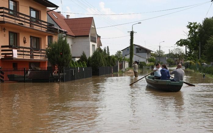 WARSCHAU - De rivier, die via het zuiden van het land naar het uiterste noorden loopt, zal volgens weersverwachtingen het hoogste peil in 60 jaar bereiken. Foto EPA