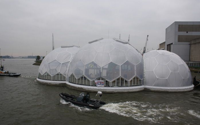 ”Het paviljoen” onderweg naar de Rotterdamse Rijnhaven. Foto Riekelt Pasterkamp