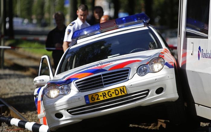 Een politieauto van het korps Haaglanden botste in 2008 tegen een tram van RandstadRail. Foto RD, Anton Dommerholt