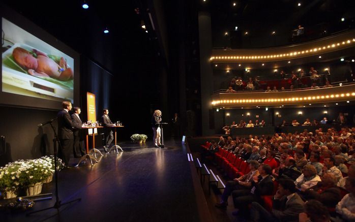 AMERSFOORT – Tijdens een door het Nederlands Dagblad georganiseerd verkiezingsdebat tussen de christelijke lijsttrekkers Balkenende (CDA), Rouvoet (CU) en Van der Staaij (SGP), gisteravond in Amersfoort, weigerde Balkenende de vrijheid van onderwijs voor 