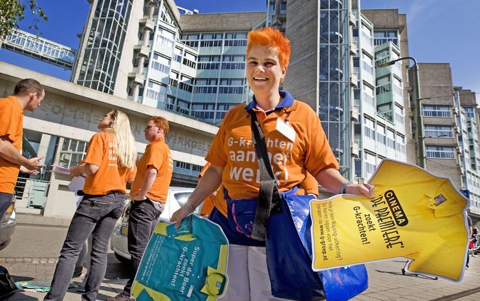 Wahjongers en medewerkers van enkele re-integratiebedrijven afgelopen zomer, voor de deur van het ministerie van Sociale Zaken en Werkgelegenheid in Den Haag, in actie voor jonggehandicapten. Nederland telt op het moment 180.000 Wajongers, mensen die al o