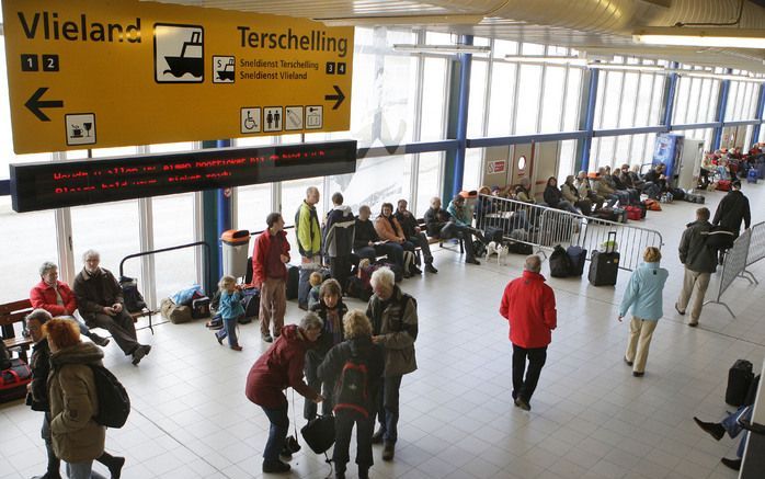 HARLINGEN - Protesteren betekent (soms) vroeg uit de veren. Dat ondervonden scholieren op de Waddeneilanden vrijdagochtend. Volgens het Landelijk Aktie Komitee Scholieren (LAKS) vertrokken de eerste demonstranten daar rond 06.15 uur richting Amsterdam. FO