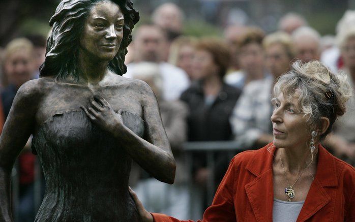 AMSTERDAM – Stichting Skepsis, die onderzoek doet naar alternatieve geneeswijzen, wil dat Jomanda en twee alternatieve artsen alsnog vervolgd worden voor de dood van Sylvia Millecam in 2001. Jomanda, op de foto bij een standbeeld van Millecam in Boxmeer, 