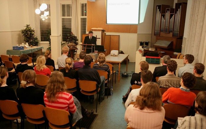 NIJMEGEN – De CSFR hield donderdag een eerste openbare bijeenkomst van haar afdeling in Nijmegen. Ds. M. Klaassen uit Hedel sprak voor ongeveer twintig studenten over het gebed. &#61559;Foto&#61567;VidiPhoto&#61680;