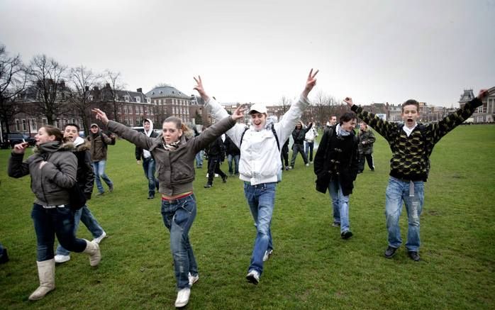 AMSTERDAM – Het Museumplein in Amsterdam liep vrijdagmorgen vroeg vol met leerlingen die demonstreren tegen de 1040 urennorm in het middelbaar onderwijs. De onderwijsbonden steunden de protestacties van vrijdag. Foto RD, Sjaak Verboom