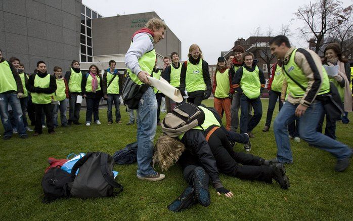 AMSTERDAM – Op het Museumplein willen de meeste scholieren het veld niet verlaten. Zij moesten om 13.30 uur van het plein af zijn. De politie roept op dat iedereen weg moet omdat de demonstratie is afgelopen. De bereden politie en de mobiele eenheid staan